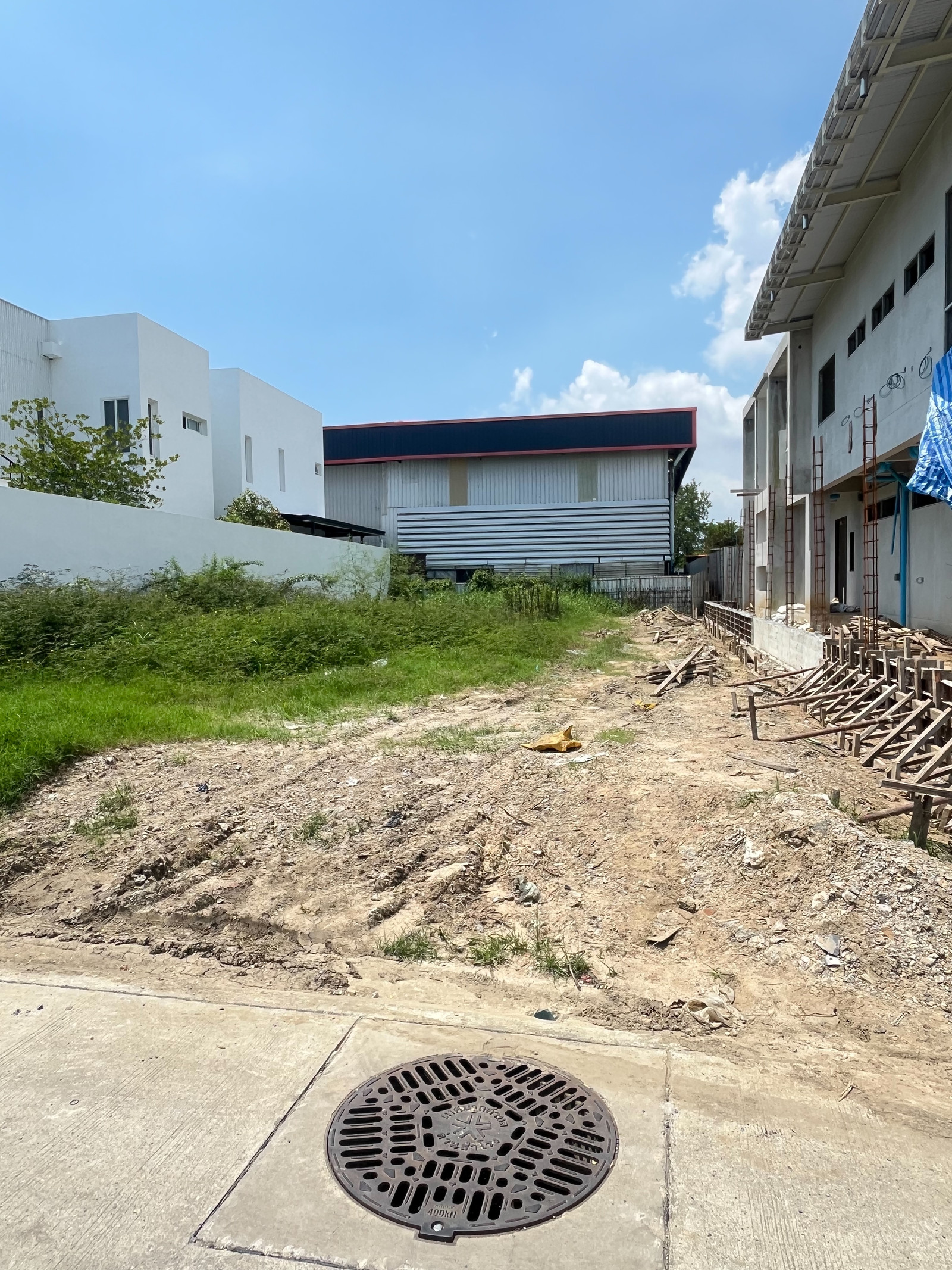 Land for sale, already filled, good location, Soi Sridan 3/4, near Srinakarin Road, Samut Prakan.