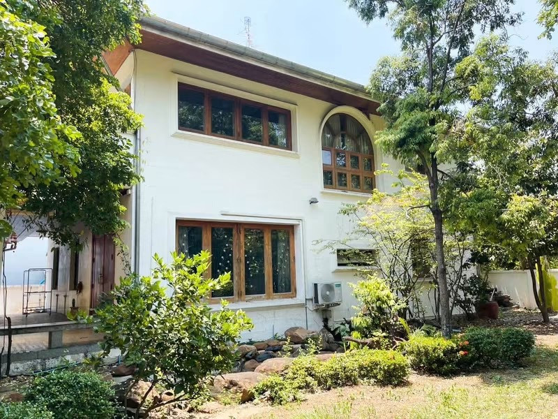 Single house for rent, 200 sq m, Lat Phrao 48, Makha wood floors throughout. Near Central Ladprao and MRT Phawana/Lat Phrao.
