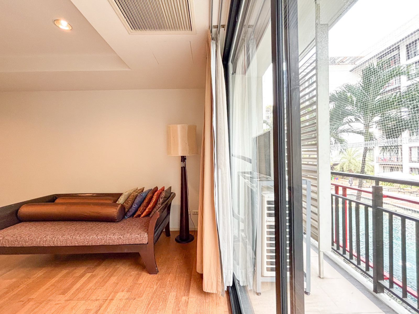 🏡 ให้เช่า | Amanta Ratchada 🌿 ห้องใหญ่ 84 ตร.ม. | Pool View | บรรยากาศรีสอร์ท ✨ รีโนเวทใหม่ทั้งห้อง + เครื่องใช้ไฟฟ้าใหม่ยกชุด พร้อมเข้าอยู่ – รูปที่ 4