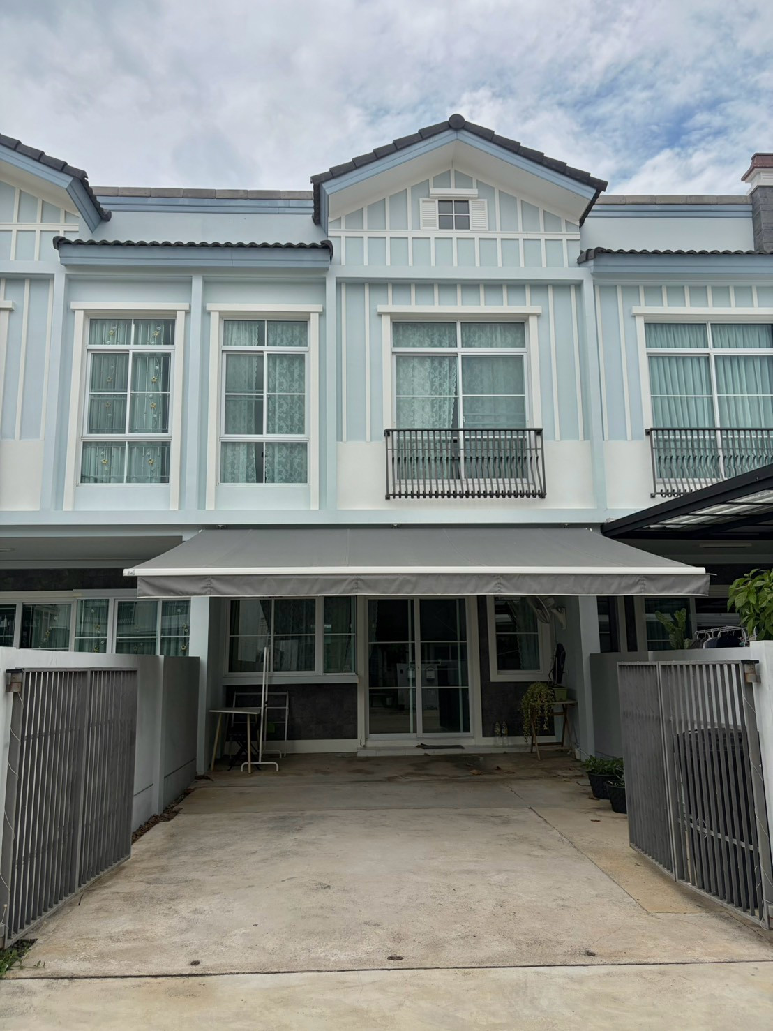 🔥 For rent and sale 🔥 🏡 Indy 2 Bangna-Ram 2 📌 Ready to move in, no flooding - 2 bedrooms, 3 bathrooms - Land size 20 sq m., usable area 90 sq m. - 1 parking space with parking roof. - Addition to the back of the house, ready to use in every season ✅ Renta 🔥 For rent and sale 🔥 🏡 Indy 2 Bangna-Ram 2 📌 Ready to move in, no flooding - 2 bedrooms, 3 bathrooms - Land size 20 sq m., usable area 90 sq m. - 1 parking space with parking roof. - Addition to the back of the house, ready to use in every season ✅ Renta