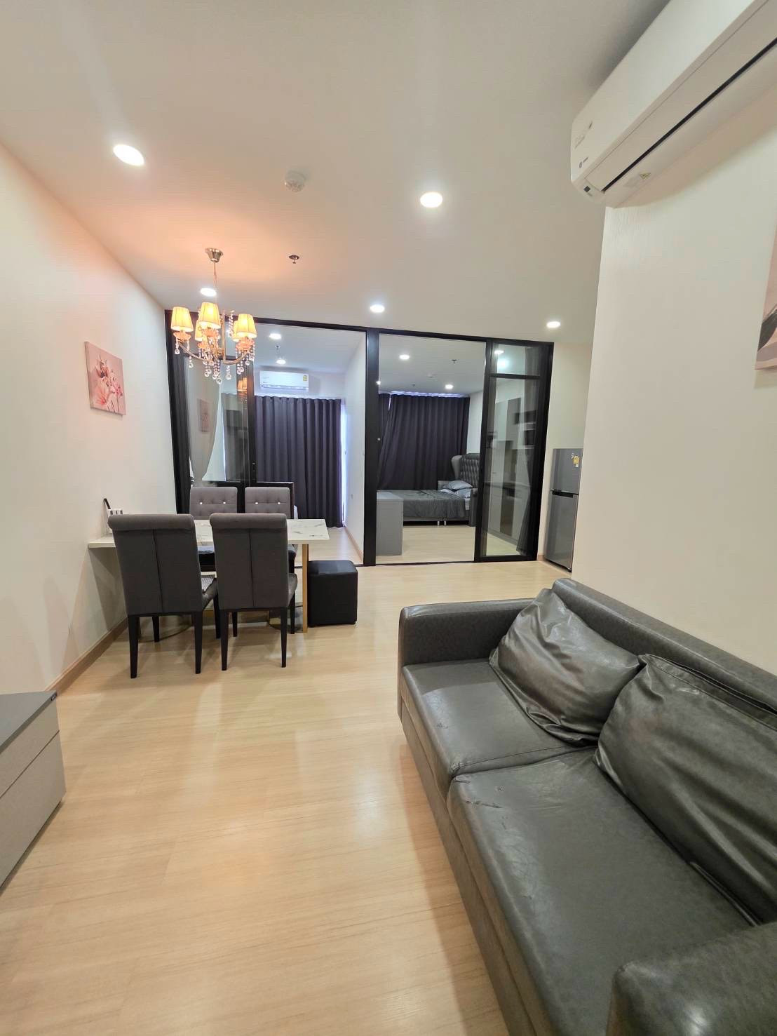 For sale/rent, 2 bedrooms, high floor, city view, near BTS Wongwian Yai, only about 900 meters.