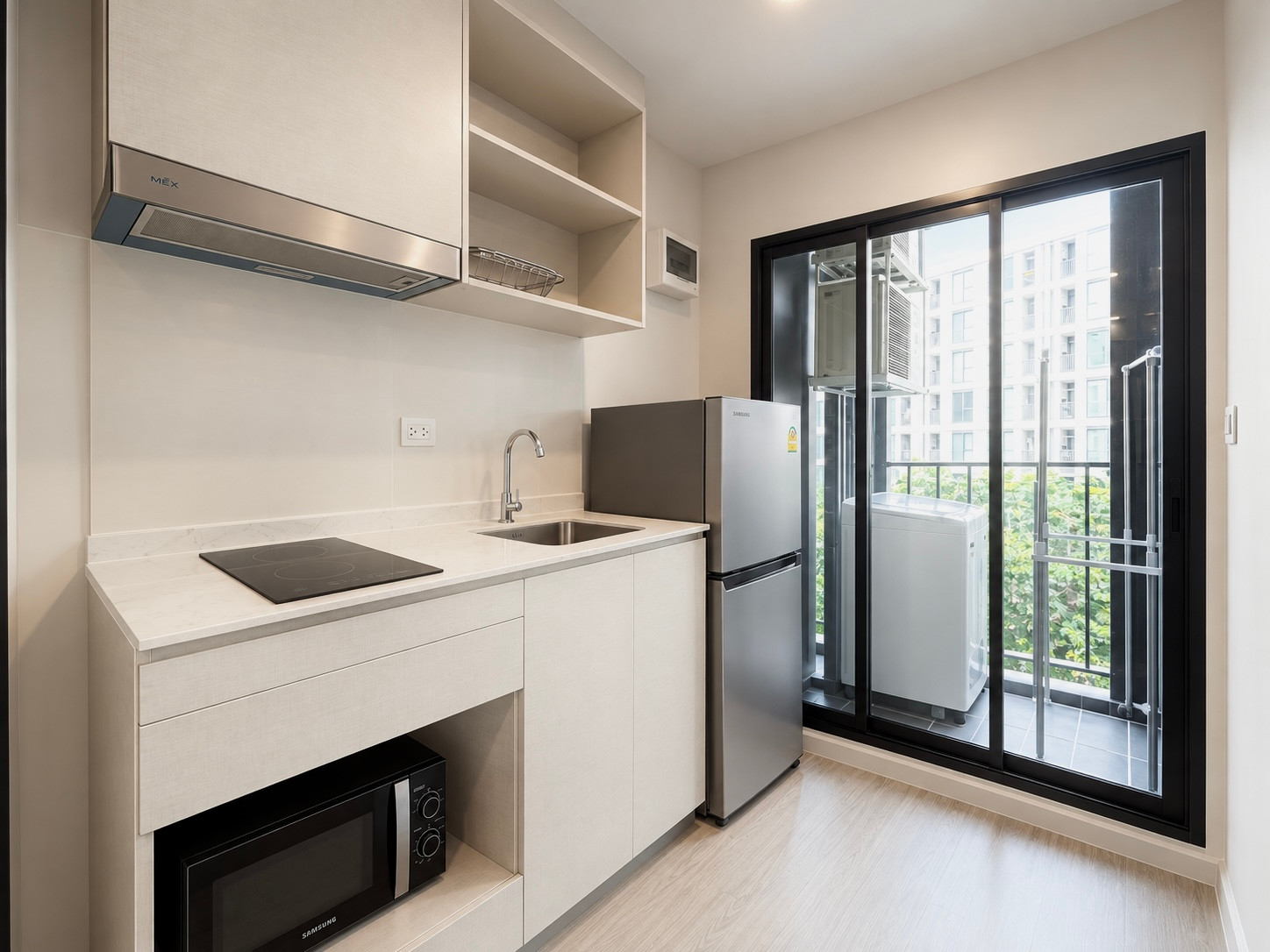 📍✨ Atmoz Oasis Onnut | For Rent 🏡✨ Modern condominium in the On Nut area, offering a peaceful resort-style atmosphere with beautiful garden and swimming pool views. Conveniently located just around 450 meters from MRT Yellow Line – Sri Nut Station, wit – รูปที่ 4
