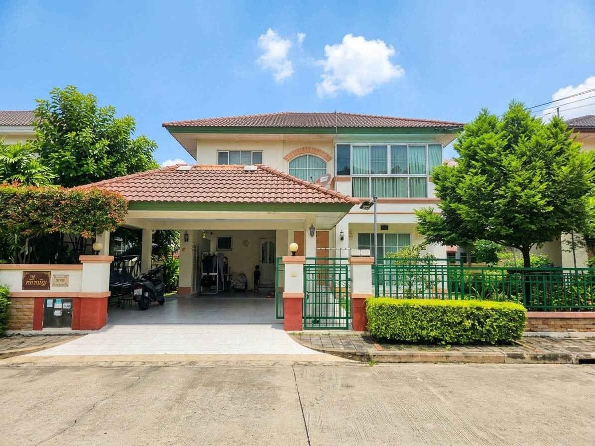 2-story detached house for sale, Manthana Village 1 On Nut-Wongwaen Soi 18/8, Sukhaphiban 2 Road, Soi 25, 64.4 sq m., only 6.35 million baht.