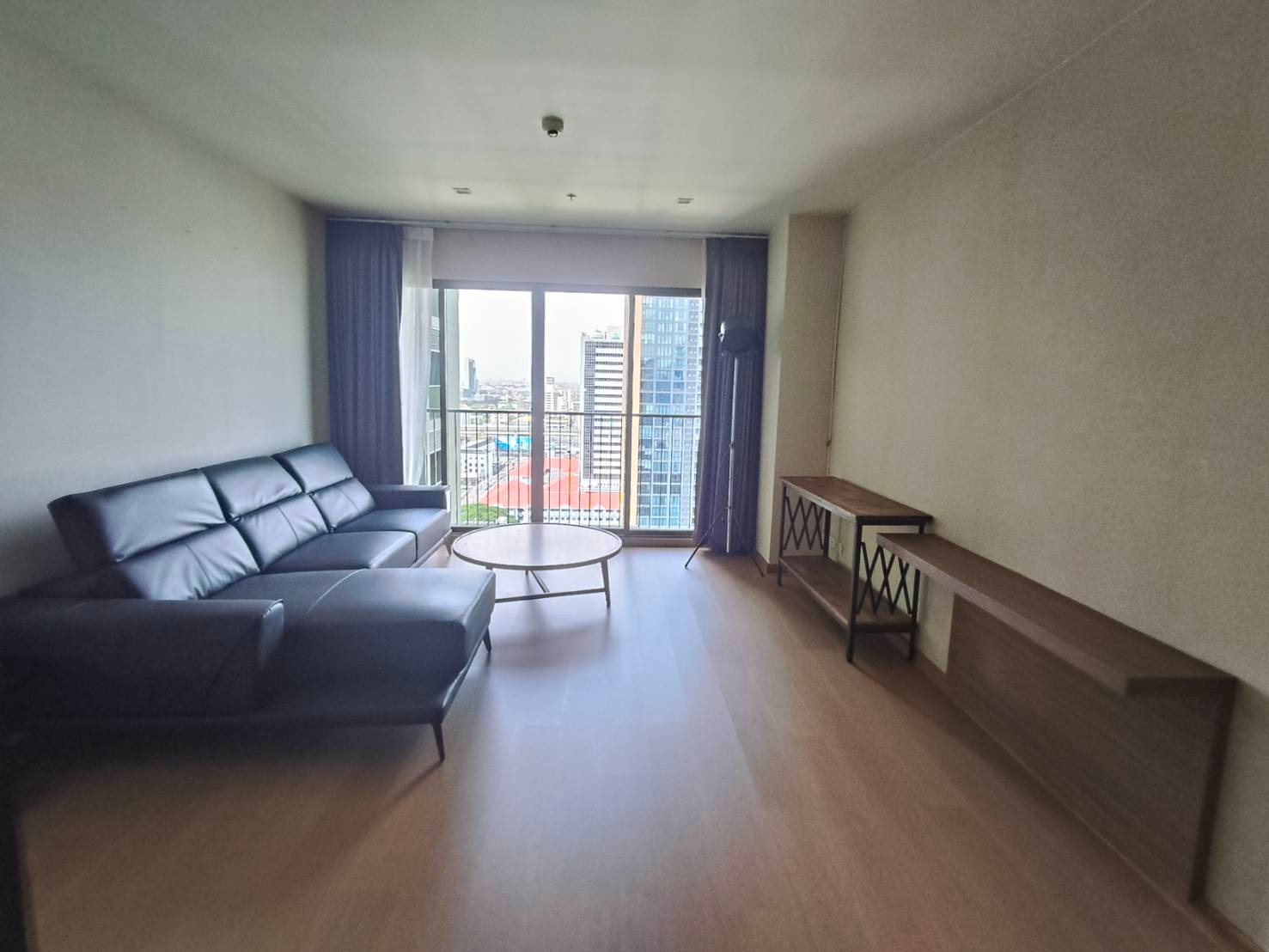 For RENT Noble SOLO Thonglor Condo !!! A Spacious one Bed Room 51.23sq.m with New Kingsize Mattress, Sofa and Re-flooring. – รูปที่ 2