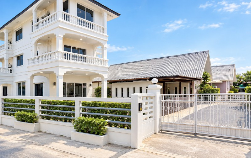 Lertlah School Kaset-Nawamin, 505m. 5 Bedrooms 5 Bathrooms 3-Storey Building on Ekkamai Ramintra Exp