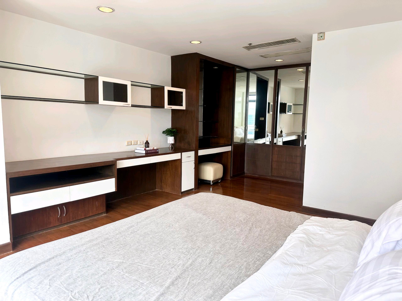 📌📌ว่างแล้ว Royal Place 2 – BTS Ratchadamri 63 ตรม. 1 นอน 1 น้ำ 22,000/เดือน 📌📌ว่างแล้ว Royal Place 2 – BTS Ratchadamri 63 ตรม. 1 นอน 1 น้ำ 22,000/เดือน