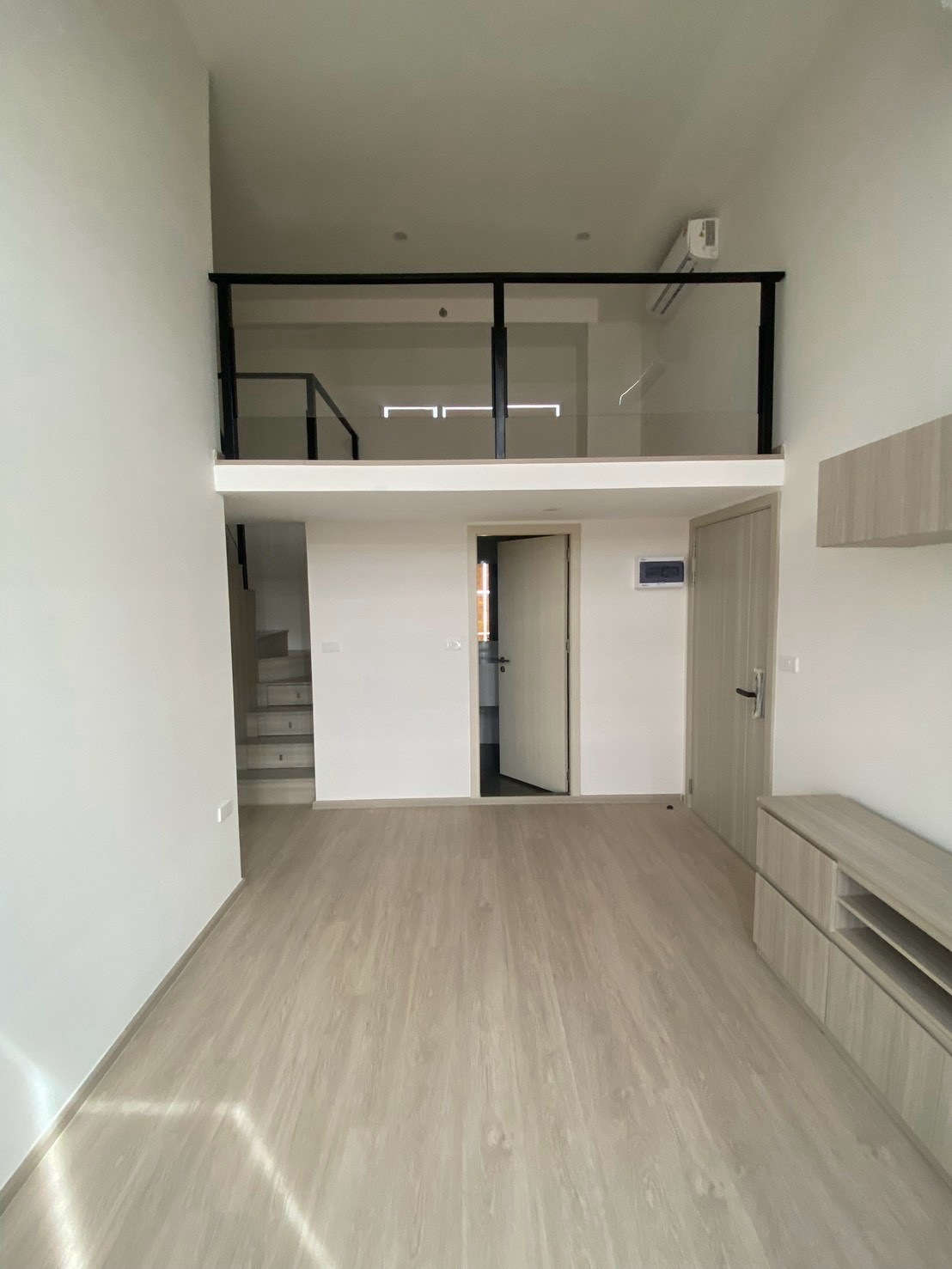 ห้อง High Ceiling 35 ตร.ม. | ห้องมุม | วิวแม่น้ำ | ติด BTS 0 เมตร | เลี้ยงสัตว์ได้