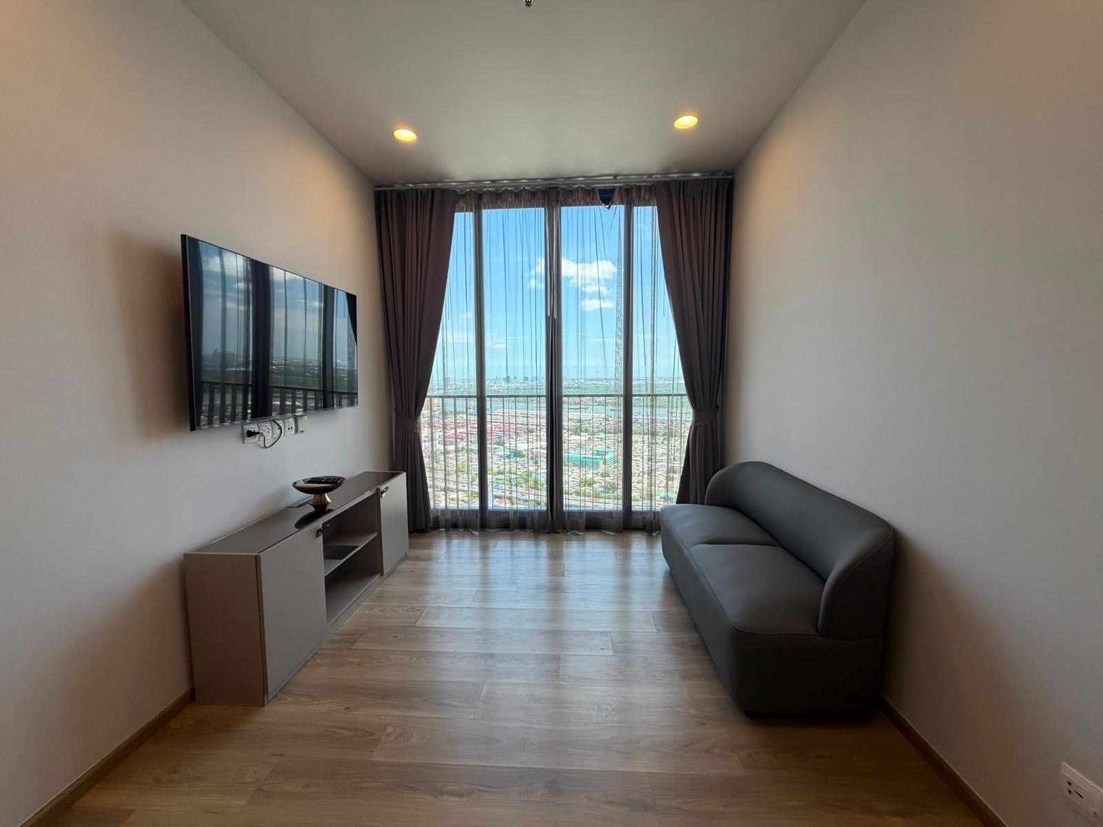 For Rent 2 Bedroom Oka Haus rent 35,000 baht contact 0869017364