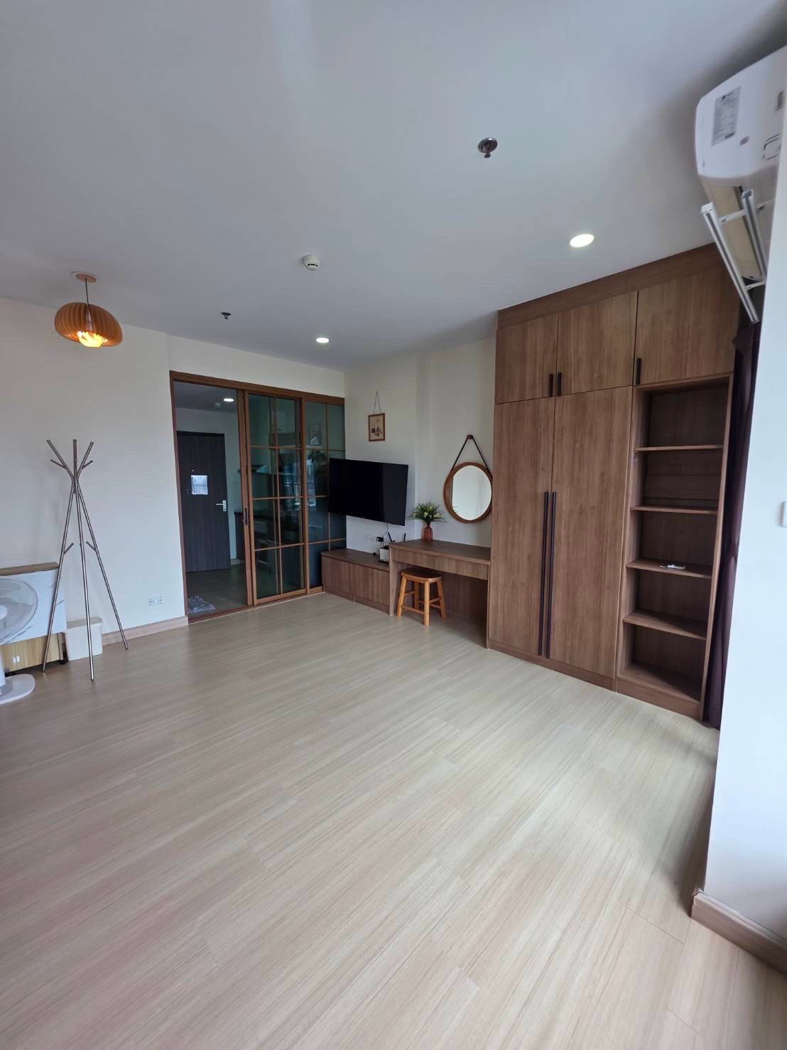 For sale/rent, studio room, high floor, Prajadhipok–Wongwian Yai location, near BTS Wongwian Yai, approximately 1.2 km. For sale/rent, studio room, high floor, Prajadhipok–Wongwian Yai location, near BTS Wongwian Yai, approximately 1.2 km.