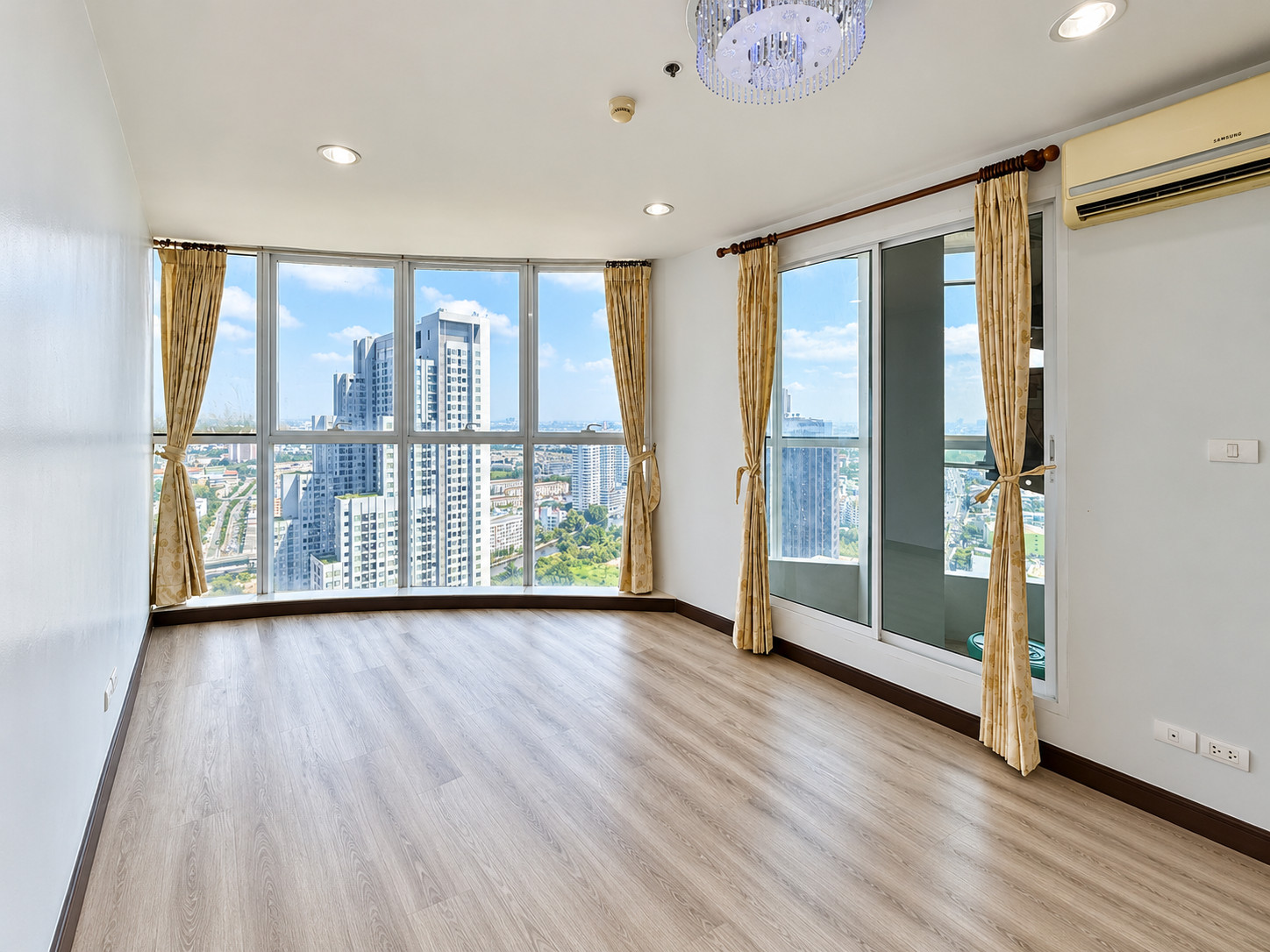 [] ขาย/เช่า คอนโด Bangkok Horizon Ramkhamhaeng (แบงค์คอก ฮอไรซอน รามคำแหง) ห้องใหญ่พิเศษ วิวสวย ชั้น 36 ตกแต่งครบพร้อมเข้าอยู่ ติดถนนใหญ่ ใกล้ MRT Interchange แยกลำสาลี (สายสีส้ม & สายสีเหลือง)