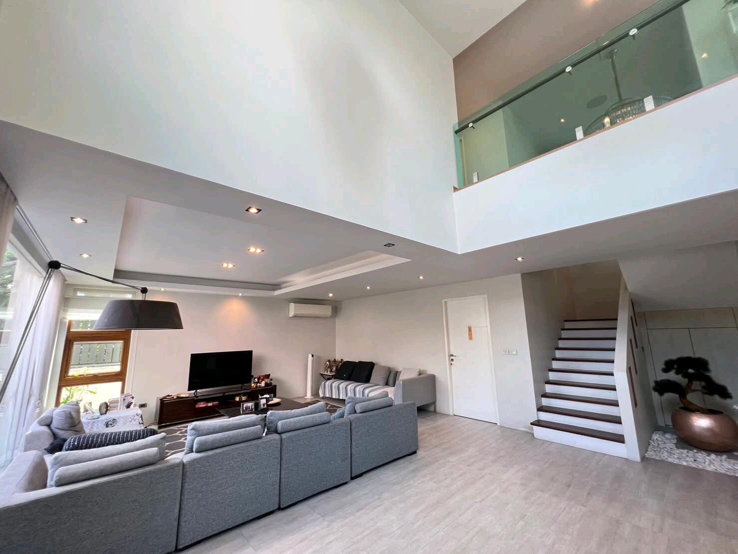 Single house for rent, Lat Phrao-Chatuchak zone 📍 Location in the heart of the city | Corner | Ready to move in | MRT Lat Phrao only 500 m. Big house, rare location, close to the BTS but with privacy and tranquility. Suitable for both large families, exec