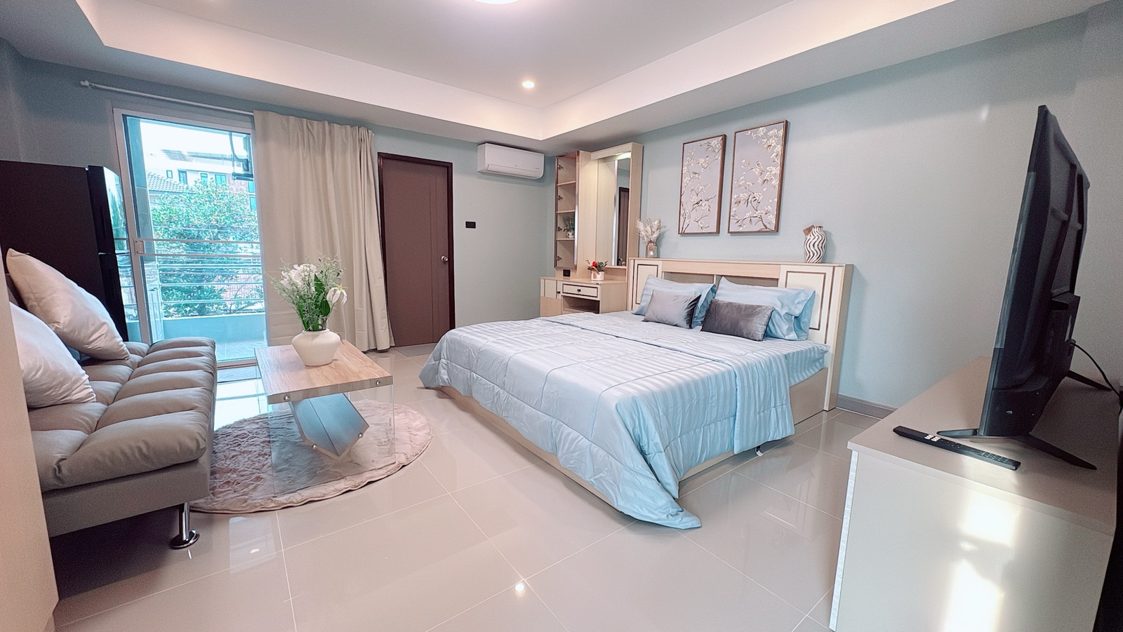 Urgent sale! Newly renovated condo, fully furnished.