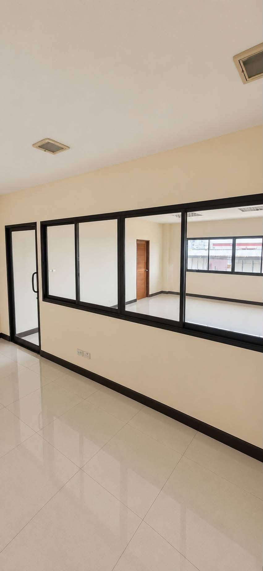 Office ให้เช่า 302 ตารางเมตร บางขุนเทียน ทำเลติดถนน พร้อมเข้าอยู่ ราคาเพียง 50,000 ต่อเดือน – รูปที่ 3