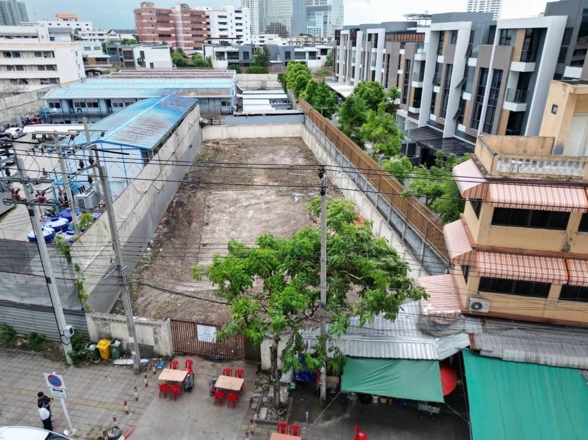 Land for sale, 214.8 square meters, along the main road, Rama 3 - Yannawa area, Bangkok. Land for sale, 214.8 square meters, along the main road, Rama 3 - Yannawa area, Bangkok.