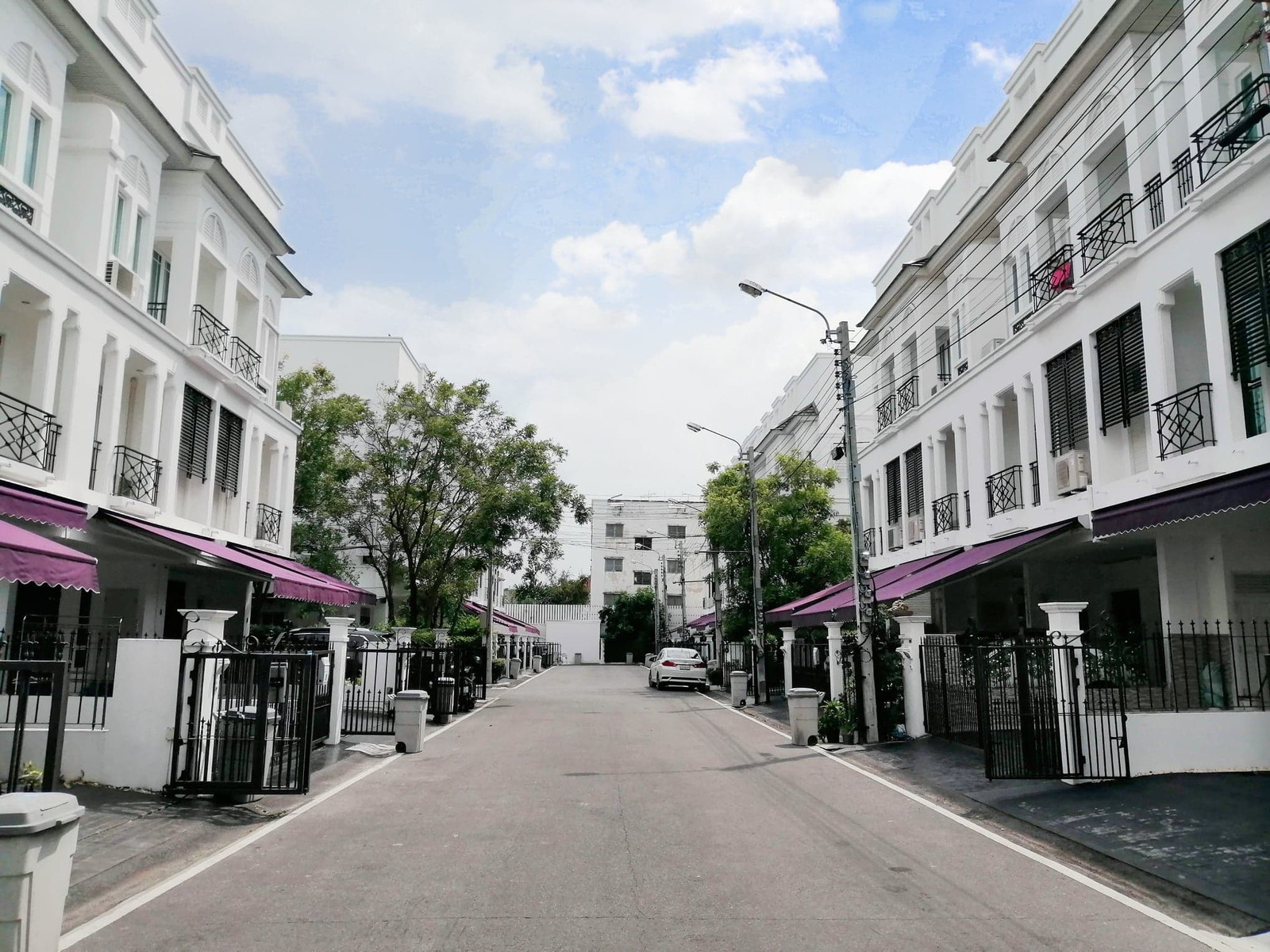 ให้เช่า ทาวน์โฮมหรู Leon Sukhumvit 62 ขับรถขึ้นทางด่วนเพียง 400 m. (ใกล้ BTS สถานีบางจากเพียง 900 m.) เนื้อที่ 25 ตร.ว. 220 ตร.ม. 4 ห้องนอน 4 ห้องน้ำ จอดรถได้ 2-3 คัน – รูปที่ 2