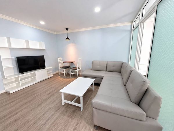 Pet friendly back into stock ^^, walkable to BTS Thonglor with 40 sqm. located on 8th floor only 25k!!!! @ 49 Suites.