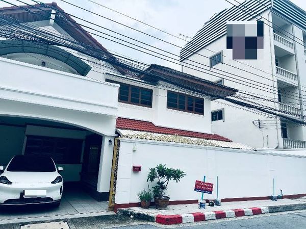 2-story detached house for rent, completely renovated. Good location near MRT Huai Khwang Pracharat Bamphen Road, 4 air conditioners, furniture as shown, 5 bedrooms, 4 bathrooms, 1 maids room, rental price 80,000 baht/month.