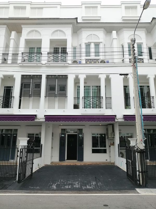 For rent, luxury townhome, Leon Sukhumvit 62, drive up the expressway only 400 m. (near BTS Bang Chak station, only 900 m.), area 25 sq m., 220 sq m., 4 bedrooms, 4 bathrooms, parking for 2-3 cars.