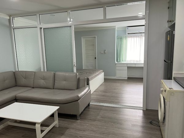 Pet friendly back into stock ^^, walkable to BTS Thonglor with 40 sqm. located on 8th floor only 25k!!!! @ 49 Suites.