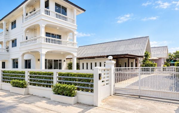 Lertlah School Kaset-Nawamin, 505m. 5 Bedrooms 5 Bathrooms 3-Storey Building on Ekkamai Ramintra Exp