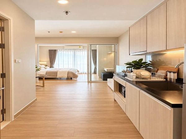 Condo for rent at The Zea Sriracha, 13th floor, mountain view. Beautiful unit, ready to move in. Located right next to Sukhumvit Road.