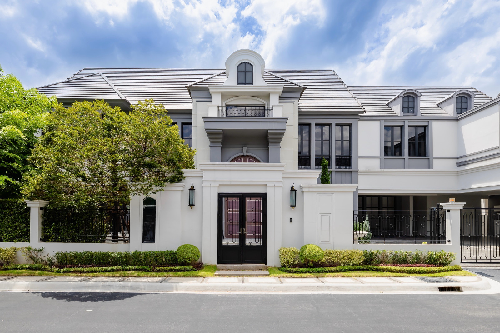 Luxury house, 6 bedrooms, fully decorated, most beautiful, reduced price to 110 million, narasiri Phahon-Watcharaphon, near the expressway, harrow international, sisb, Don Mueang Airport. Luxury house, 6 bedrooms, fully decorated, most beautiful, reduced price to 110 million, narasiri Phahon-Watcharaphon, near the expressway, harrow international, sisb, Don Mueang Airport.