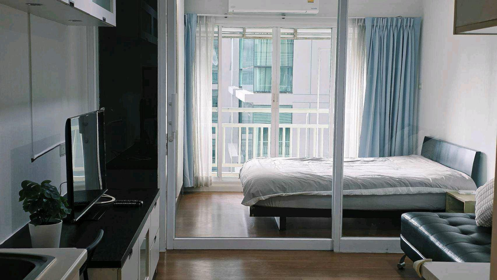 ให้เช่า ] Grand Park View Asoke คอนโดใจกลางอโศก ชั้น 22 วิวสวยโล่ง 35 ตร.ม. เพียง 17,000/เดือน รวมส่วนกลางแล้ว  หลุดจอง! ห้องสวยพร้อมอยู่ วิวฝั่งวัฒนา โล่ง ไม่บล็อค ลมดีทั้งวัน ทำเลทองของจริง อยู่ใจกลางอโศก เดินไป BTS / MRT แค่ 2-3 นาที  รายละเอียดห้อง • 