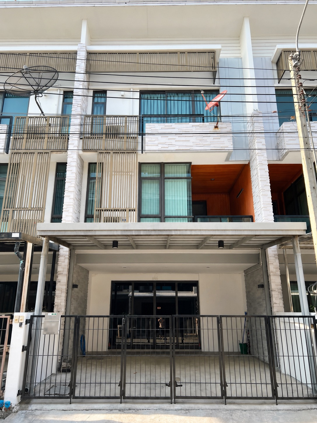 🏢 ขายทาวน์โฮม โฮมออฟฟิศ พร้อมอยู่  ไม่ต้องรีโนเวท 🧭หันทิศมงคล 🚘 หมดปัญหาจอดรถขวาง | Plex Bangna ติดถนนบางนา-ตราด กม.5  – รูปที่ 3