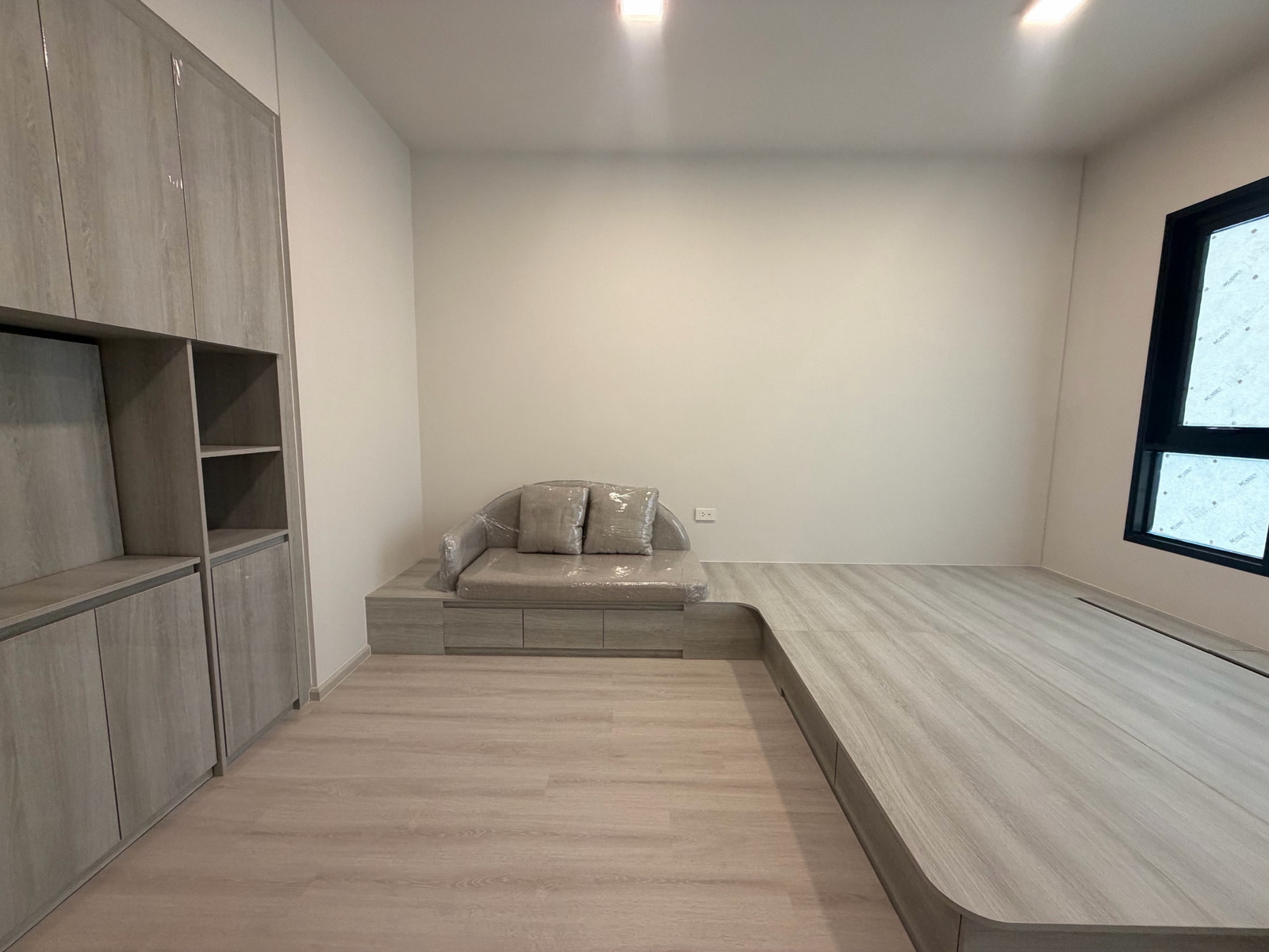 Fully furnished + free common fees for 2 years. Condo ready to move in, near MRT COBE Cultural Center, Ratchada-Rama 9. Fully furnished + free common fees for 2 years. Condo ready to move in, near MRT COBE Cultural Center, Ratchada-Rama 9.