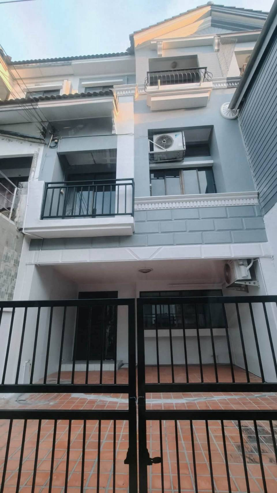 ให้เช่า ทาวน์โฮม 3 ชั้น รีโนเวทใหม่ พร้อมอยู่ ทำเลรัชดา–เหม่งจ๋าย ใกล้ FAB Avenue , สถานทูตลาว ,โรงเรียน ณ ดรุณ ,ทาวน์อินทาวน์ เชื่อมต่อรัชดาภิเษก ห้วยขวาง พระราม 9 และเลียบด่วนรามอินทรา เหมาะพักอาศัย และทำโฮมออฟฟิศ ให้เช่า ทาวน์โฮม 3 ชั้น รีโนเวทใหม่ พร้อมอยู่ ทำเลรัชดา–เหม่งจ๋าย ใกล้ FAB Avenue , สถานทูตลาว ,โรงเรียน ณ ดรุณ ,ทาวน์อินทาวน์ เชื่อมต่อรัชดาภิเษก ห้วยขวาง พระราม 9 และเลียบด่วนรามอินทรา เหมาะพักอาศัย และทำโฮมออฟฟิศ