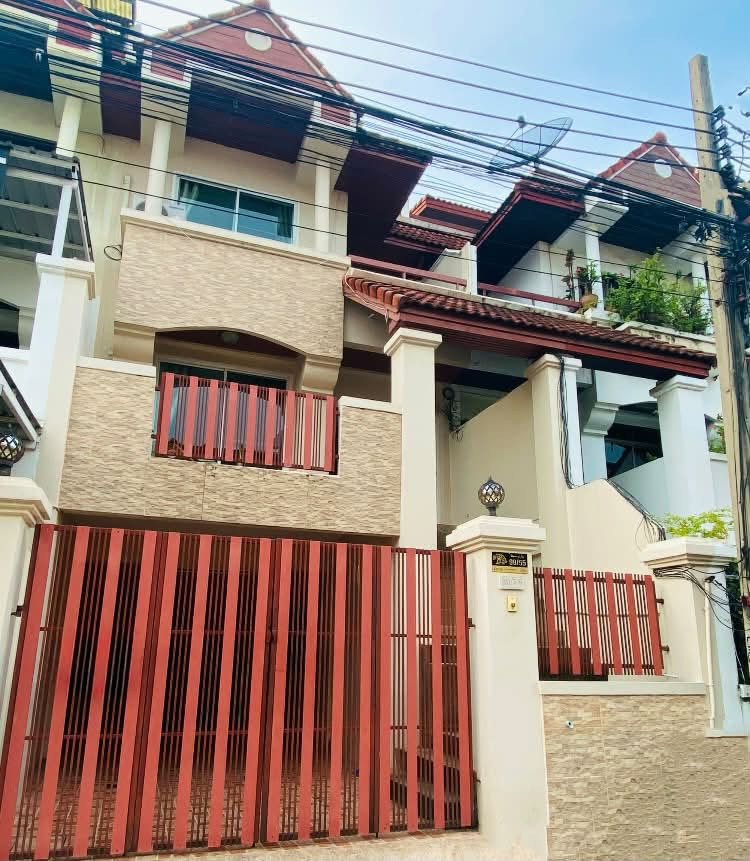 Townhome for rent, Royal Nakarin Villa, 5 bedrooms, near MRT Suan Luang Rama 9 (Rt-01)