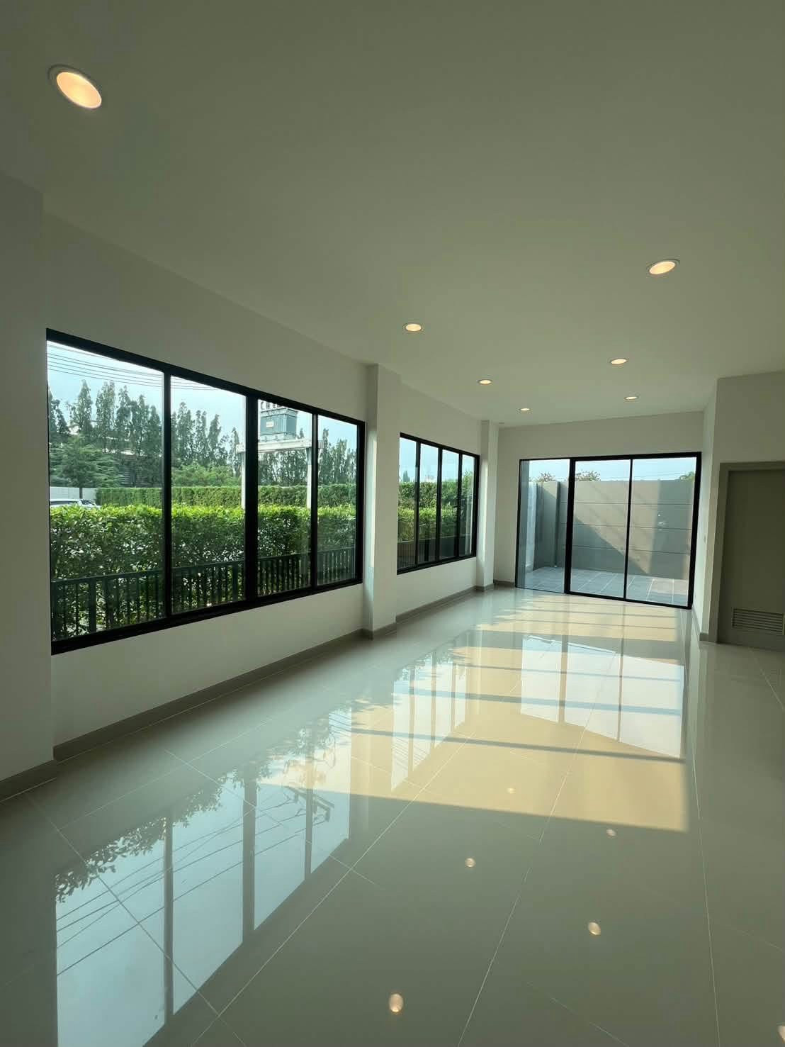 🏡✨ ให้เช่าทาวน์โฮมใหม่ 2 ชั้น Pleno สุขุมวิท–บางนา 4 3 ห้องนอน 3 ห้องน้ำ บ้านใหม่ไม่เคยปล่อยเช่ามาก่อน เฟอร์นิเจอร์และเครื่องใช้ไฟฟ้าครบ พร้อมเข้าอยู่🚫 ไม่รับสัตว์เลี้ยง 📍 ทำเลทอง ติด MEGA Bangna | โครงการน้ำไม่ท่วม 💰 ค่าเช่า 55,000 บาท/เดือน – รูปที่ 3