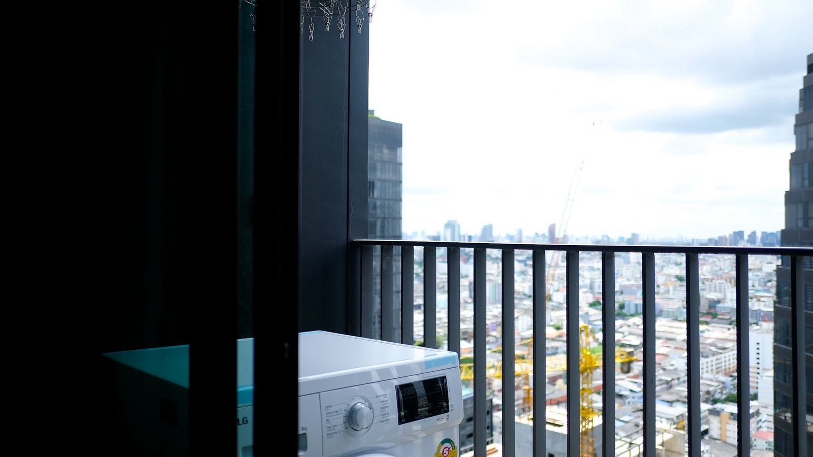 🏙️ Life Asoke Rama 9 | ให้เช่าคอนโด วิวเมือง ชั้นสูง  ✨ ห้องสวย พร้อมอยู่ ทำเลใจกลางพระราม 9 📍 Life Asoke Rama 9 🛏️ 1 ห้องนอน / 1 ห้องน้ำ 📐 ขนาด 28 ตร.ม. 🏢 ชั้น 35 💰 ค่าเช่าเพียง 16,000 บาท/เดือน  🌟 ห้องชั้นสูง วิวสวย บรรยากาศเป็นส่วนตัว 🚇 เดินทาง – รูปที่ 4