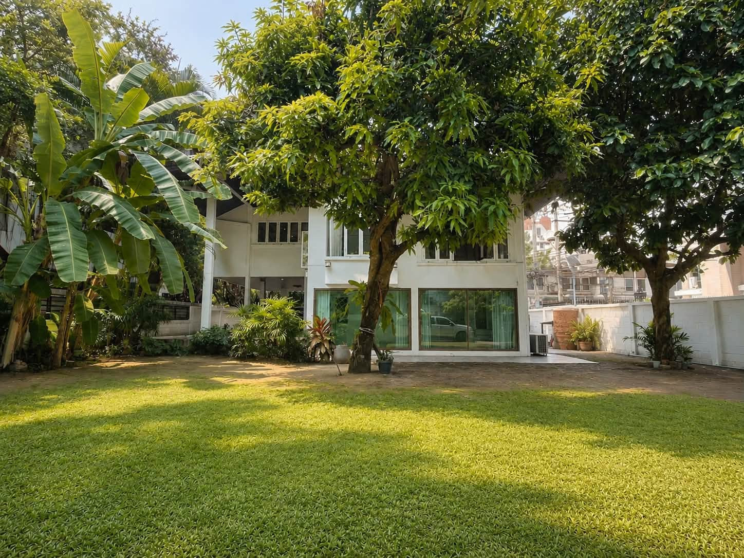 Single house and land for sale Soi Ruamrudee-Ploenchit, size 130.8 square meters. Single house and land for sale Soi Ruamrudee-Ploenchit, size 130.8 square meters.