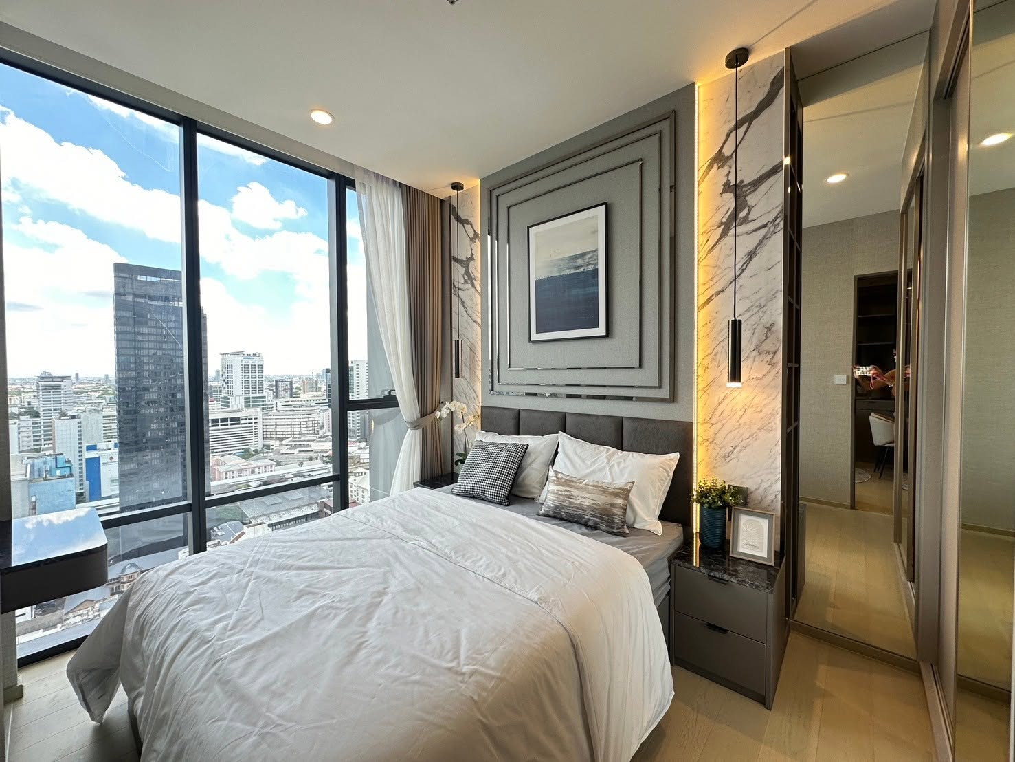 Very beautifully decorated, The Extro Phayathai - Rangnam, location in the heart of the city, opposite King Power Rangnam, only 30,000 baht/month, size 32.69 sq m, 1 bedroom type, make an appointment to view. If interested, you can make an appointment to 