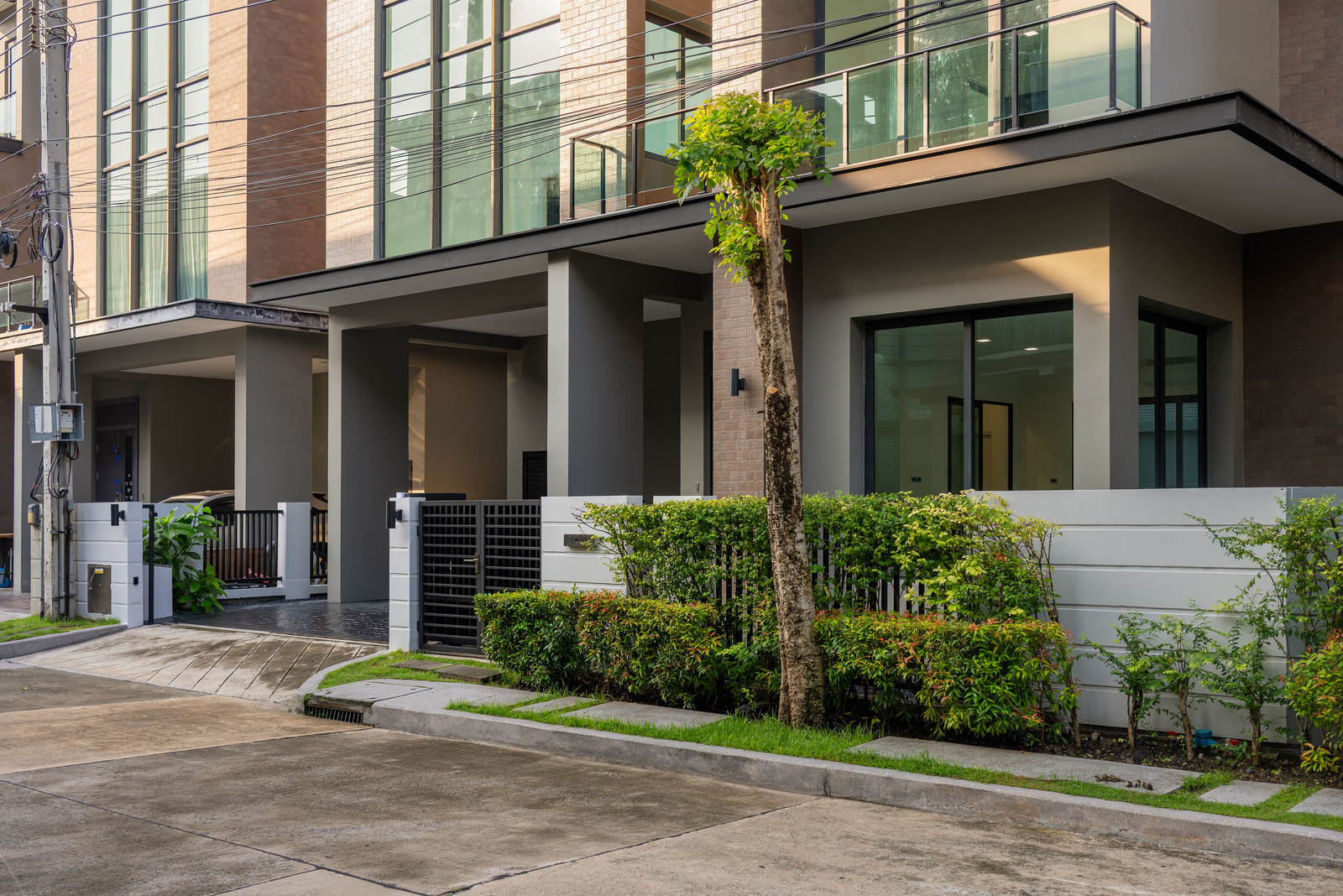 บ้านเดี่ยว 3 ชั้น  สไตล์ Urban Modern  – รูปที่ 2