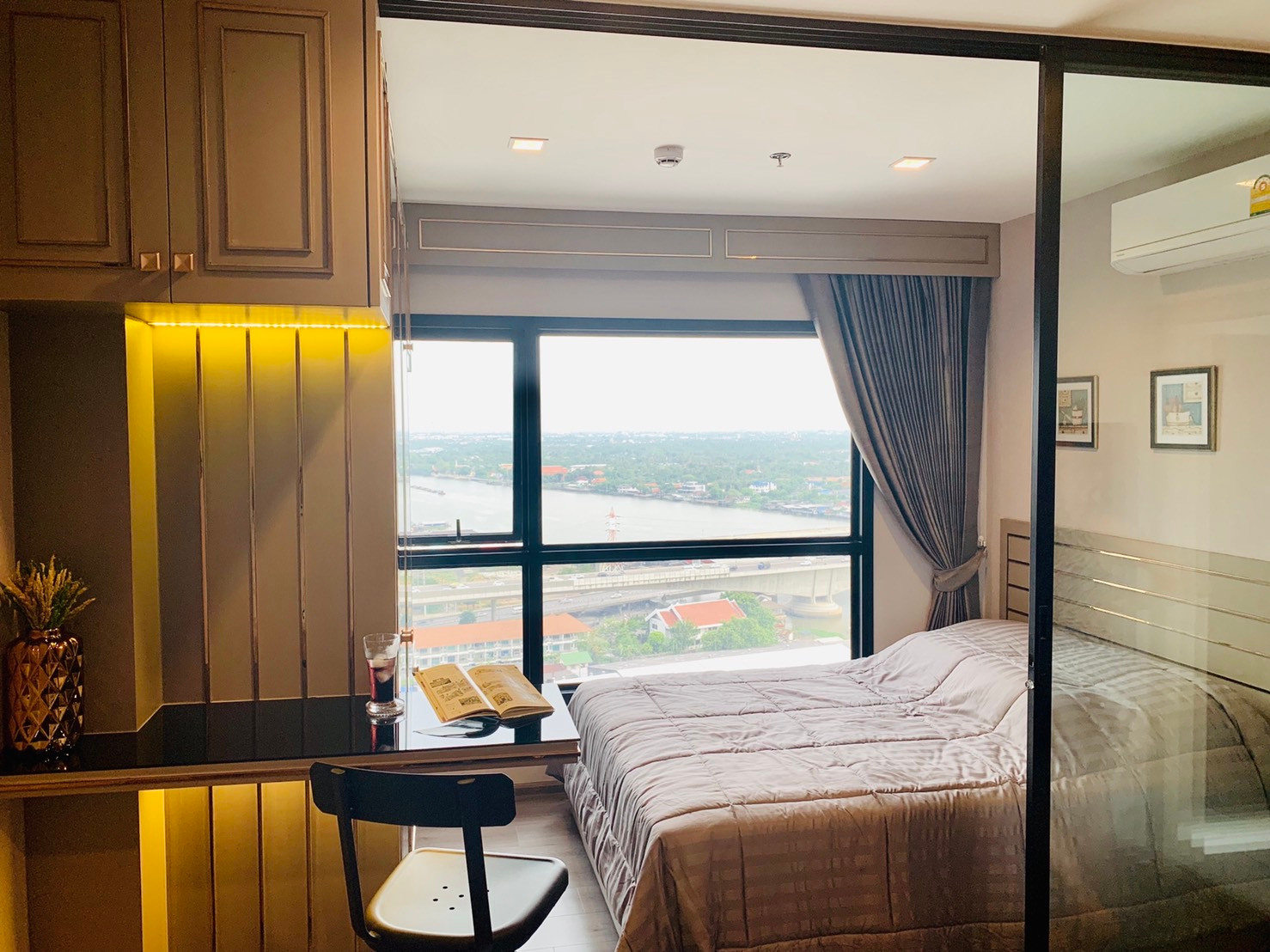 **Special** Corner room + luxury furniture + bar counter with a view of the Chao Phraya Curve in the room @ The Politan Rive for rent.