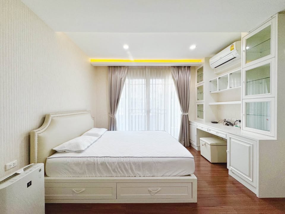 🏡 Exclusive 3-Storey Luxury Townhome @ Leon Sukhumvit 62 | Fully Furnished w/ Private Home Office, Walk-in Closet & Dual Wi-Fi, Near Expressway