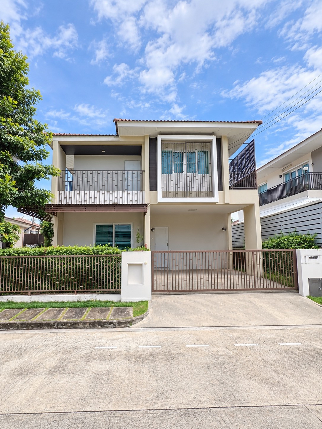 2-story detached house for sale, Burasiri Village, Thakham-Rama 2, cheapest price in the project. 2-story detached house for sale, Burasiri Village, Thakham-Rama 2, cheapest price in the project.