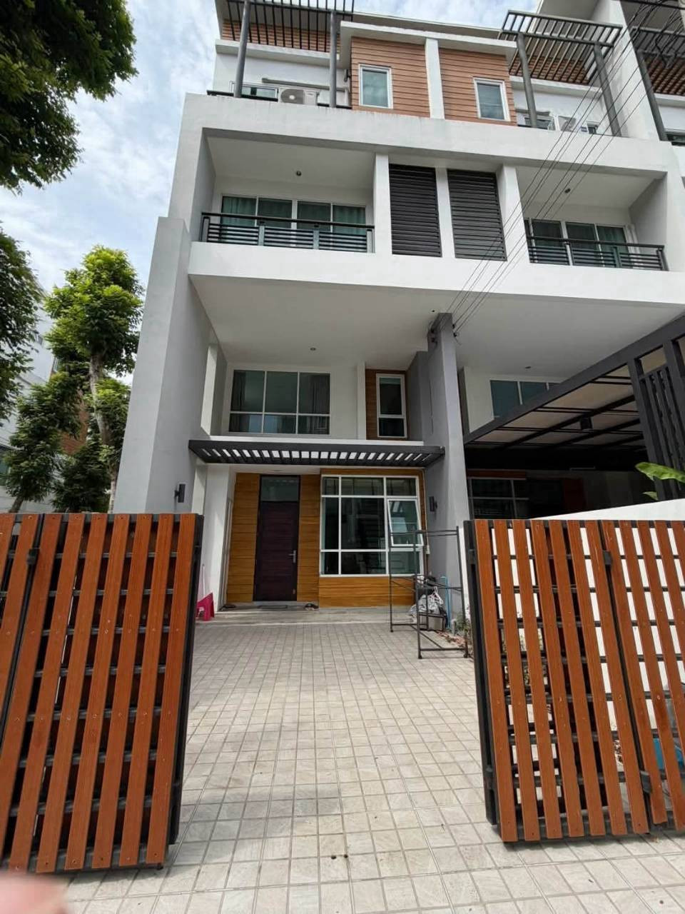 Townhome for rent, 4 floors, behind Soi Chaengwattana 15, convenient travel, near the expressway, near the Pink Line, Chaengwattana 14 station, near Chaengwattana Government Center, Charn avenue, Central Chaengwattana, Lotus, IT Square, near Muang Thong T Townhome for rent, 4 floors, behind Soi Chaengwattana 15, convenient travel, near the expressway, near the Pink Line, Chaengwattana 14 station, near Chaengwattana Government Center, Charn avenue, Central Chaengwattana, Lotus, IT Square, near Muang Thong T