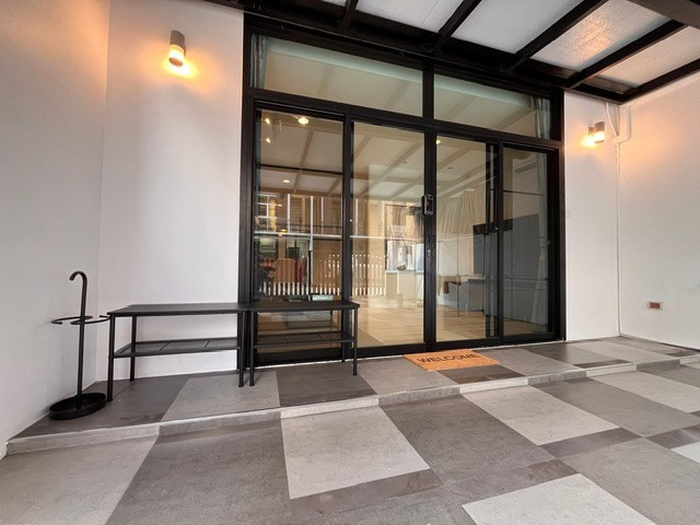 🏢 ให้เช่า ทาวน์โฮม ย่านพระราม3 พื้นที่ปลอดภัยจากน้ำท่วม ✅  ✨ Premium Fully Furnished Townhome | Flora Marigold สาธุประดิษฐ์–พระราม 3 🔥ปล่อยเช่าหลังเดียวนอกนั้นเต็มหมด – รูปที่ 3