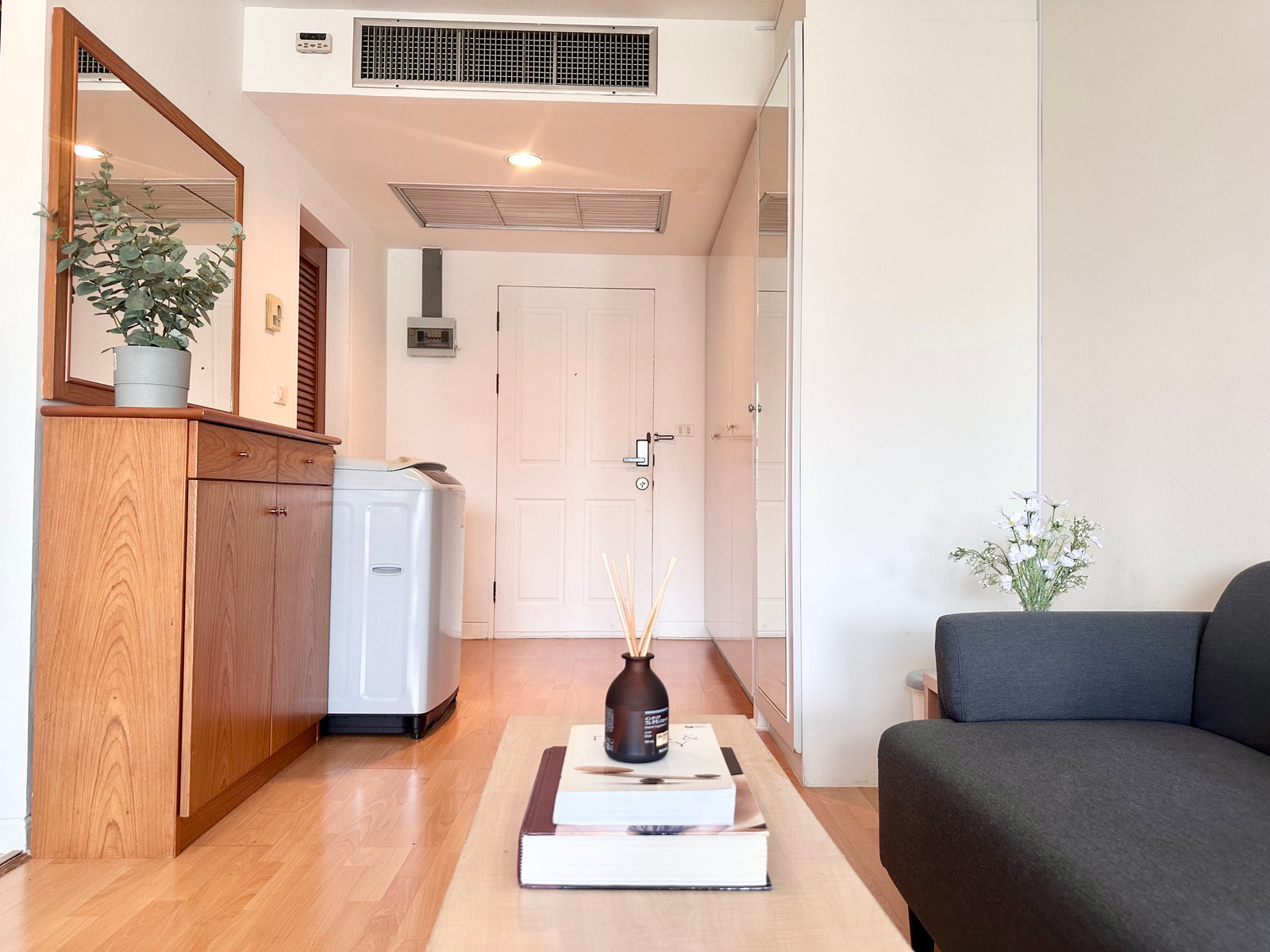 For Rent 1 bathroom Studio Condo  The Grand Regent Near BTS Ratchadamri and Siam Paragon Fully Furnished.