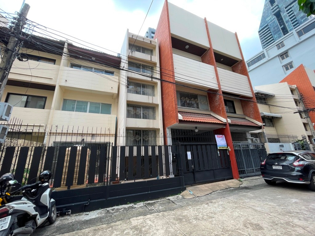 ทาวน์เฮ้าส์ 3 ชั้น 4 ห้องนอนให้เช่าในสุขุมวิท 43 เหมาะสำหรับโฮมออฟฟิส ทาวน์เฮ้าส์ 3 ชั้น 4 ห้องนอนให้เช่าในสุขุมวิท 43 เหมาะสำหรับโฮมออฟฟิส