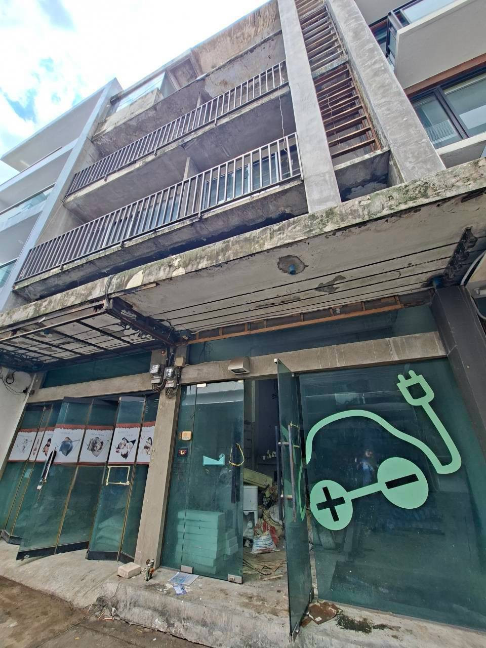 Shophouse for sale, 2 units, 4 floors, Soi Sukhumvit 22, next to Bangkok Marriott Marquis Queens Park Hotel (N.2353) Shophouse for sale, 2 units, 4 floors, Soi Sukhumvit 22, next to Bangkok Marriott Marquis Queens Park Hotel (N.2353)