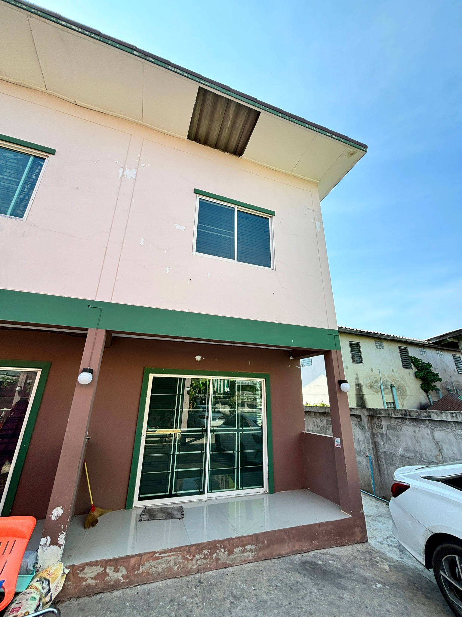 #House for rent, 2 floors, 2 bedrooms, price only 10,000 baht per month, Soi Seri Thai 83 #near fashion #near the pink train station 10 minutes  #pets allowed #petfriendly