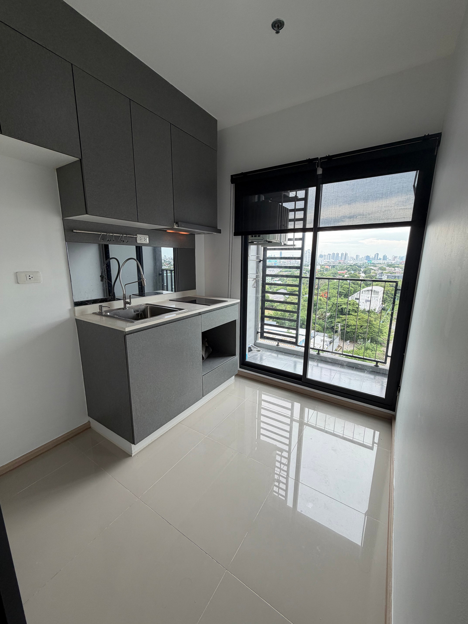 Ideo New Rama 9 for sale cheapest in the project!! 2.69 million, 1 bedroom, 31.34 sq m, new condition, fully fitted from the project, high floor 12A, beautiful view,  sells it himself. Selling at the cheapest price, allowing the buyer to have the dif