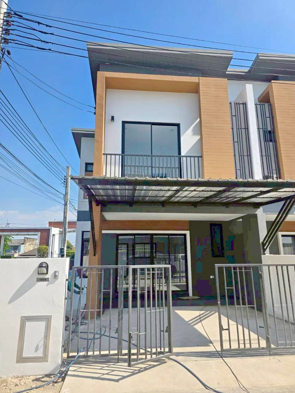 Townhouse for rent, 2 floors, width 6.5 meters, new corner house.