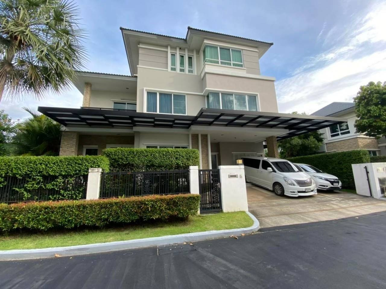 Single house for rent, 5 bedrooms, pets allowed, Grand Bangkok Boulevard, next to Wellington International School, Krungthep Kreetha. Single house for rent, 5 bedrooms, pets allowed, Grand Bangkok Boulevard, next to Wellington International School, Krungthep Kreetha.