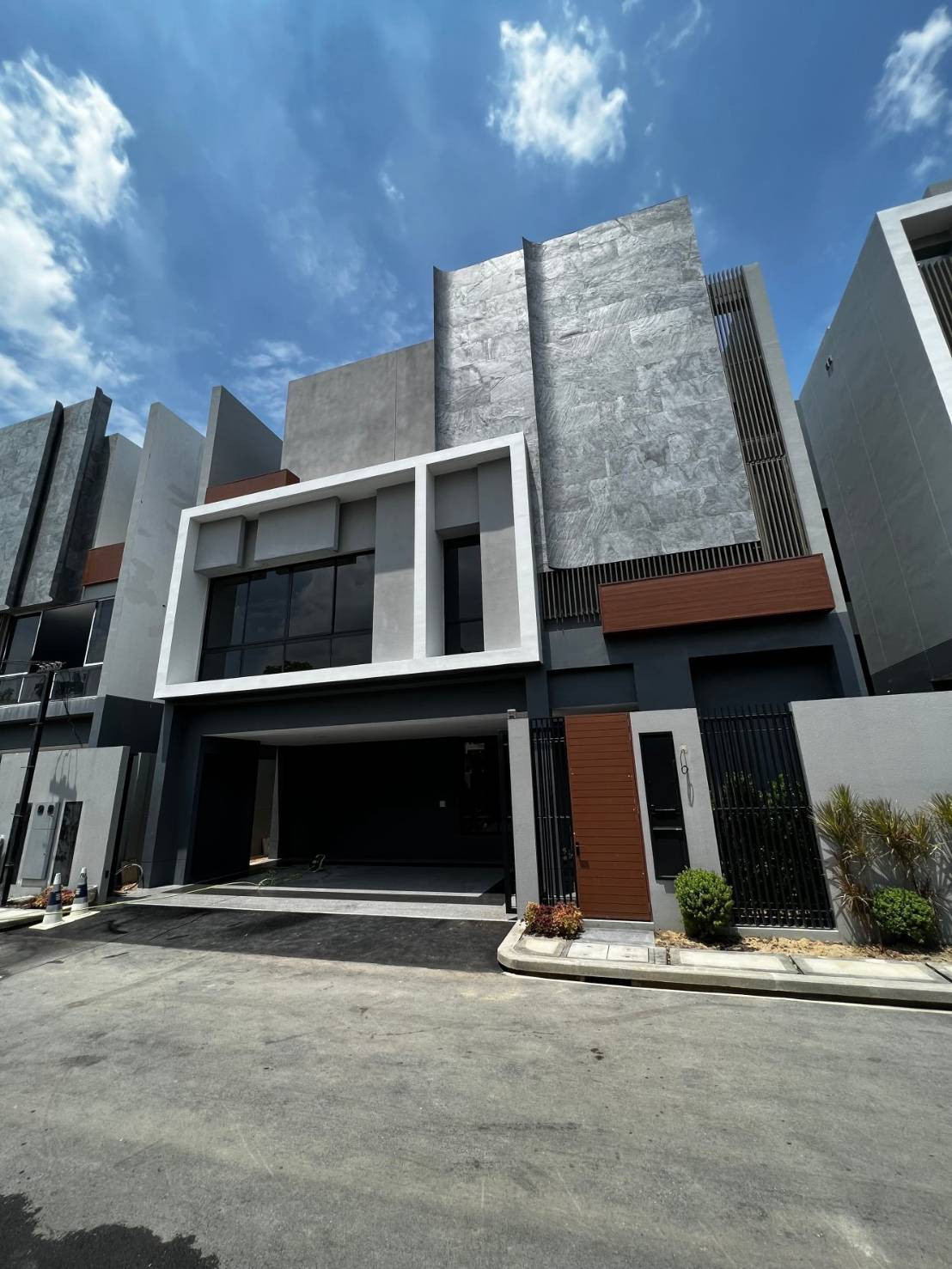 For rent: 3-storey detached luxury house Bukan Krungthep Kreetha Near Brighton and Wellington International School. The back of the house is next to a garden connected to the Club house. For rent: 3-storey detached luxury house Bukan Krungthep Kreetha Near Brighton and Wellington International School. The back of the house is next to a garden connected to the Club house.