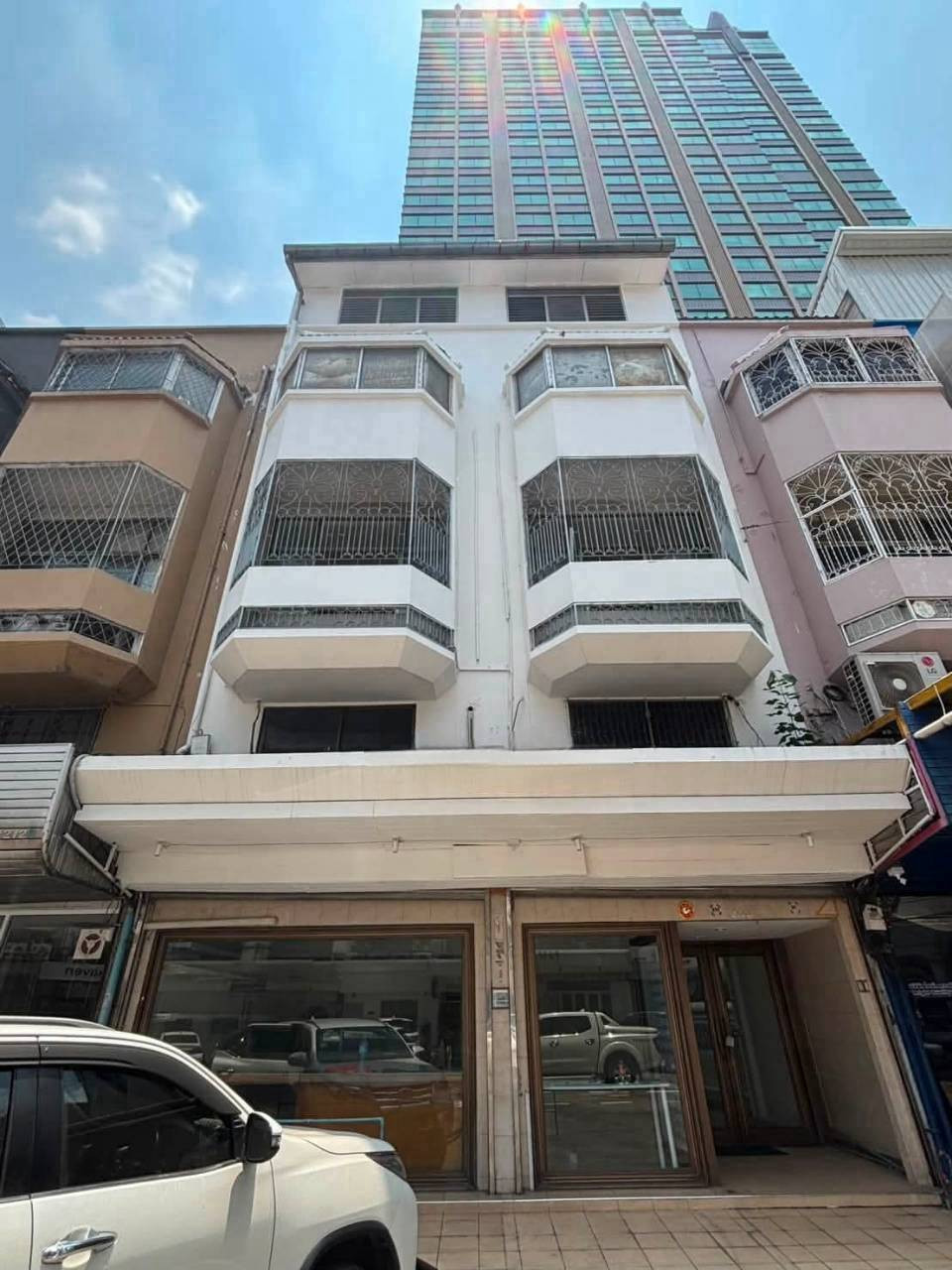 ให้เช่าอาคารสำนักงาน ทำเลใกล้ BTS หมอชิต ติดถนนใหญ่พหลโยธิน ทำเลใจกลางย่านธุรกิจจตุจักร เหมาะสำหรับ Office, Headquarters, Showroom หรือ Home Office เดินทางสะดวก เชื่อมต่อถนนลาดพร้าวและวิภาวดี–รังสิตได้สะดวก ใกล้ทางขึ้น-ลง Tollway
